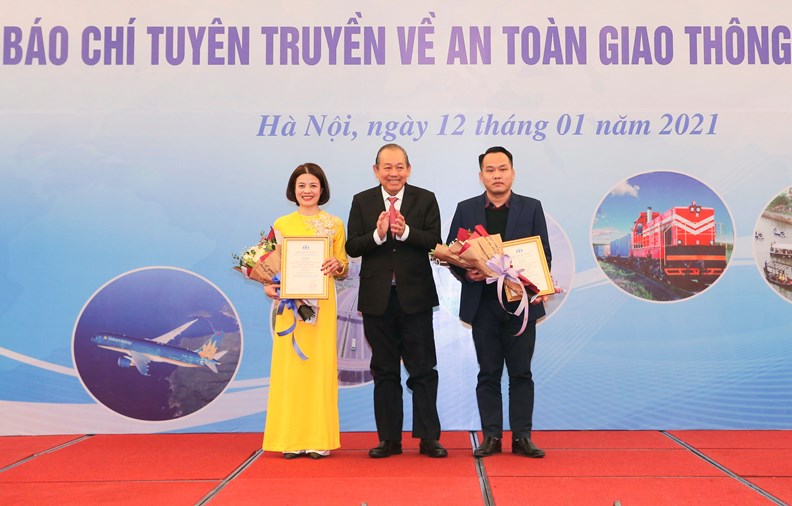 Phó Thủ tướng Thường trực trao Giải thưởng báo chí tuyên truyền về ATGT - ảnh 2